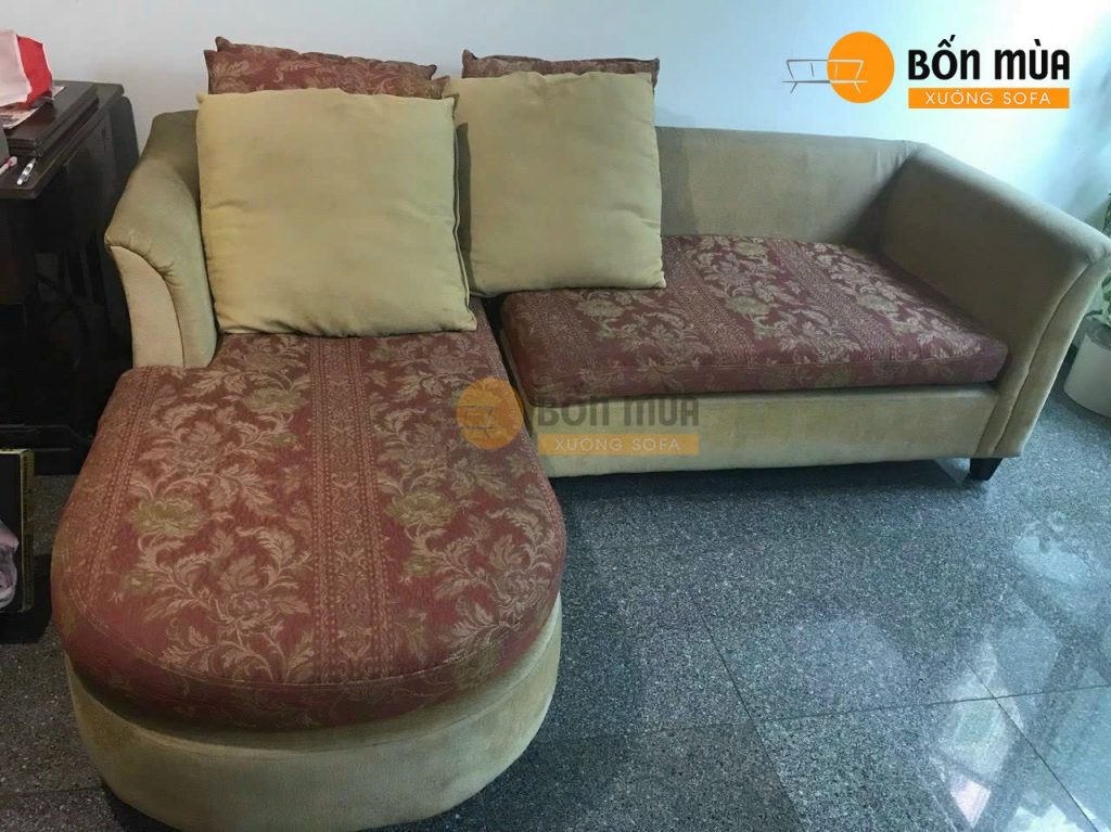 Bộ sofa đã cũ, vải bọc bạc màu, họa tiết lỗi thời và không còn phù hợp với không gian sống.