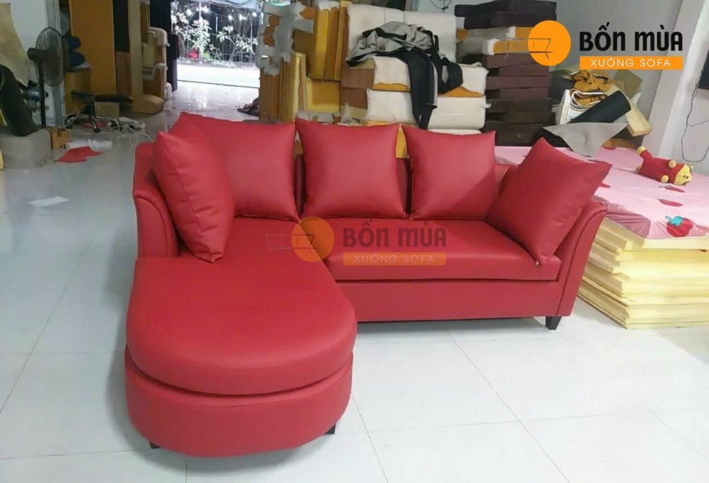 Sofa được thay da màu đỏ cao cấp, diện mạo hiện đại, nổi bật và sang trọng hơn.