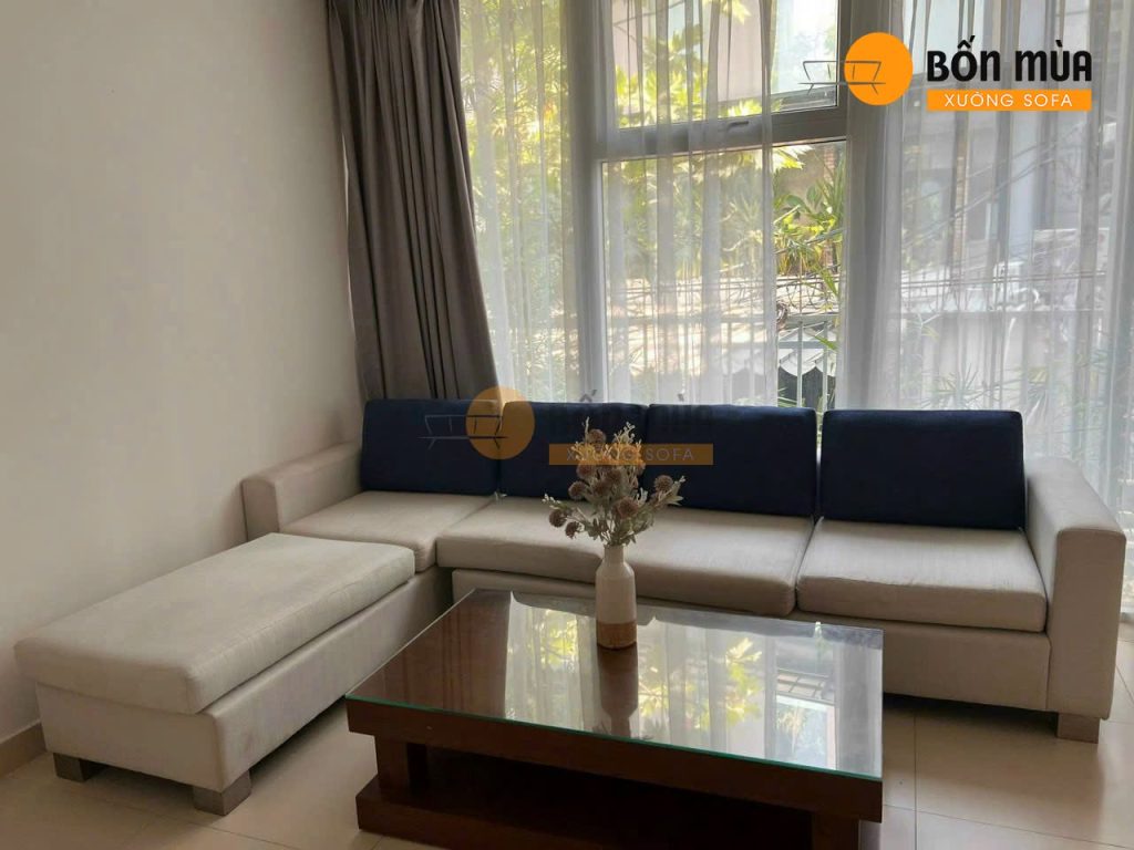 Bộ sofa chữ L đã cũ, phối màu không còn phù hợp với không gian và có dấu hiệu xuống cấp sau thời gian sử dụng.