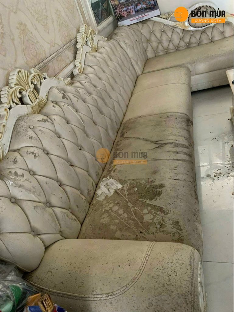 Bọc Lại Sofa Tân Cổ Điển Cho Anh Thắng Tại TP. Thủ Đức 3 Da rách, bám bẩn, cần thay mới toàn bộ để đảm bảo thẩm mỹ và độ bền.